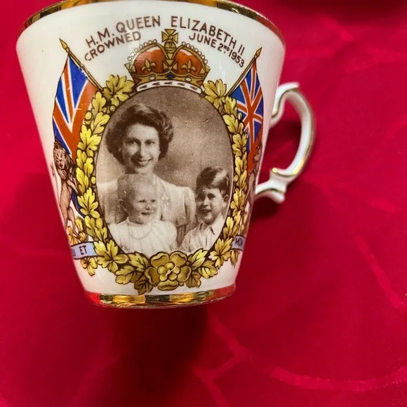 White and Gold Royal Accents Decor Set - Picture 3 of 7